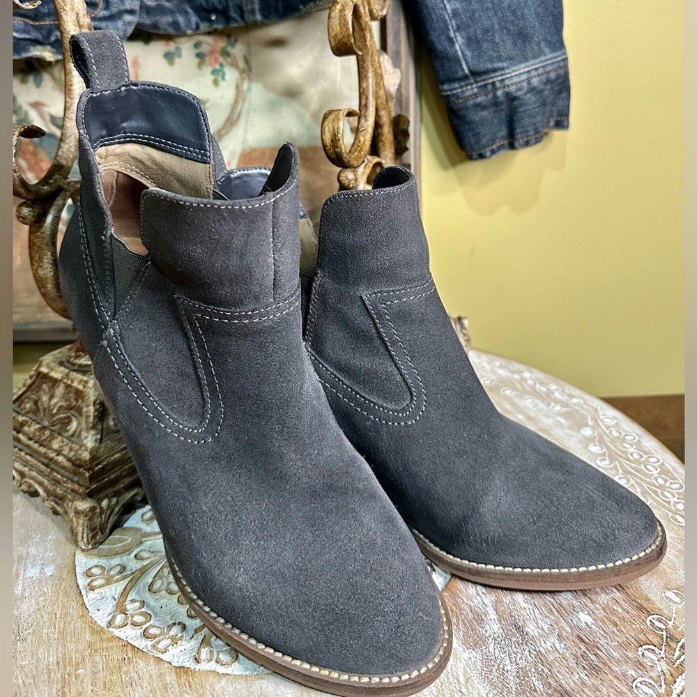 EUC Blondo “Irving” Waterproof Gray Suede Wedge Heeled Ankle Boots. Size 7